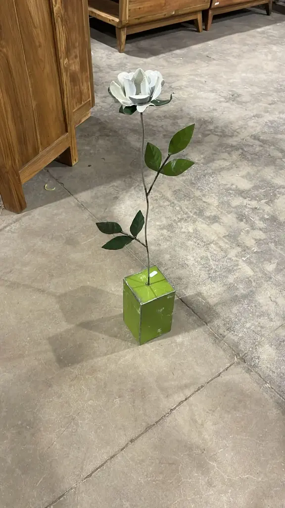 Rose sur Socle - Blanc socle vert - 73 x 31 x 10 cm