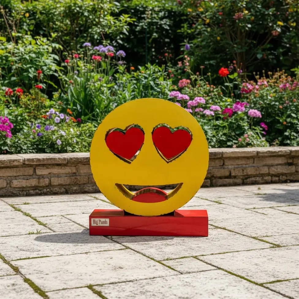 Emoji - 😍 - Visage souriant avec des yeux en forme de Cœur - 139 x 120 x 30 cm