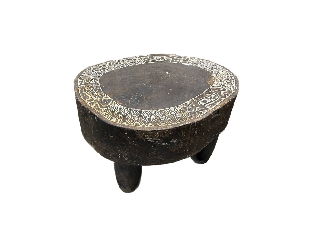 Table Basse Carvée - 80 x 65 x 45 cm
