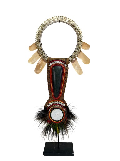 [2024-05-03-0068-A] Parure ethnique sur Socle - 75 x 17 x 9 cm