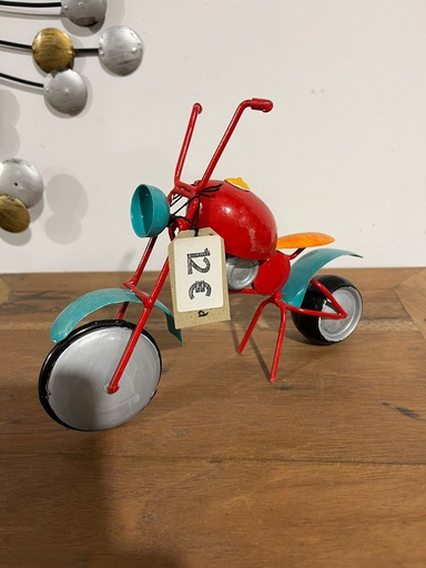 [2024-06-03-0019-B] Moto Rouge - 15 x 6 x 27 cm
