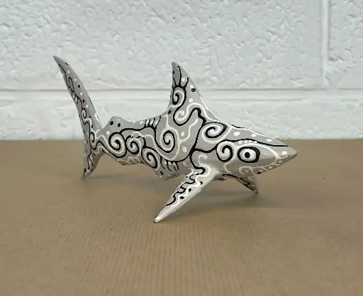[2025-04-11-0023-SHARKDA22-S3-01-B] Requin Dali - Gris Clair - 9 x 22 x 8 cm