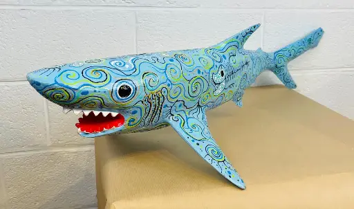 [2025-04-11-0045-SHARKDA100-02-B] Requin Dali - Bleu Ciel, Vert, Blanc & Noir - 24 x 100 x 38 cm