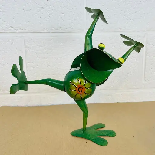 [2025-04-11-0051-FROG10-DANS-B] Grenouille - qui danse - 34 x 32 x 16 cm
